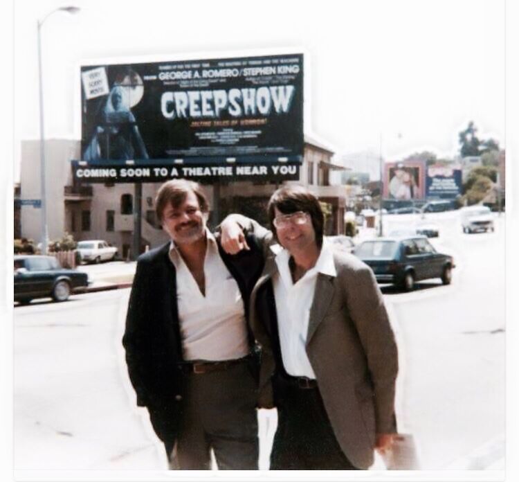 George Romero y Stepehn King, con el cartel de fondo de CreepShow