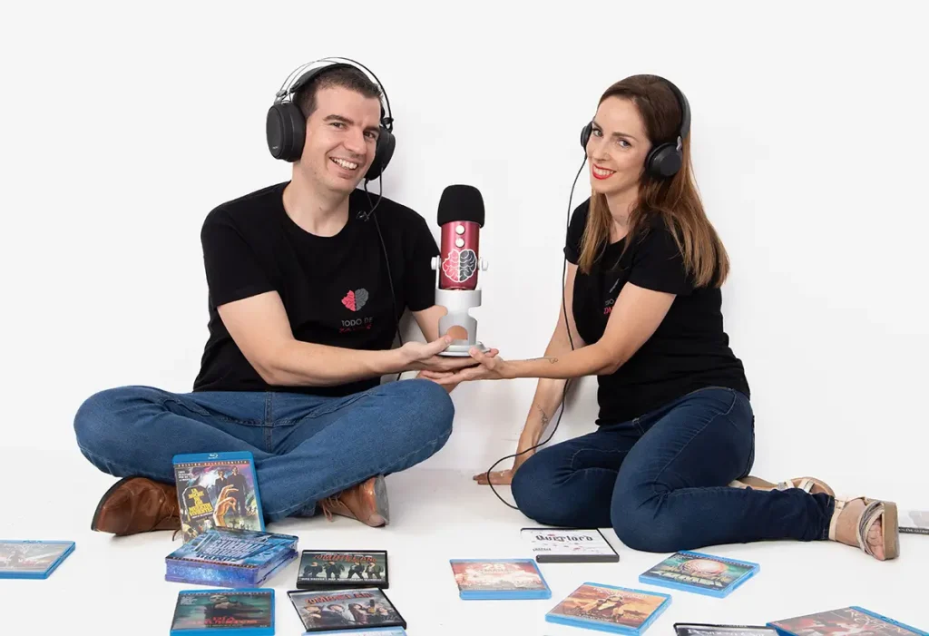 David y Gema con el micrófono de Todo De Zombie y junto a películas del género zombi