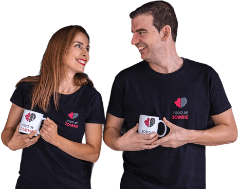 Gema y David, cada uno con una camiseta y taza que tiene el logo de Todo De Zombie