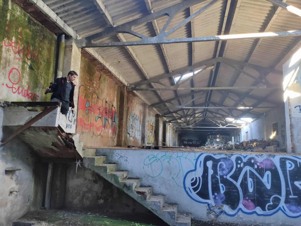 Pedro en una zona abandonada