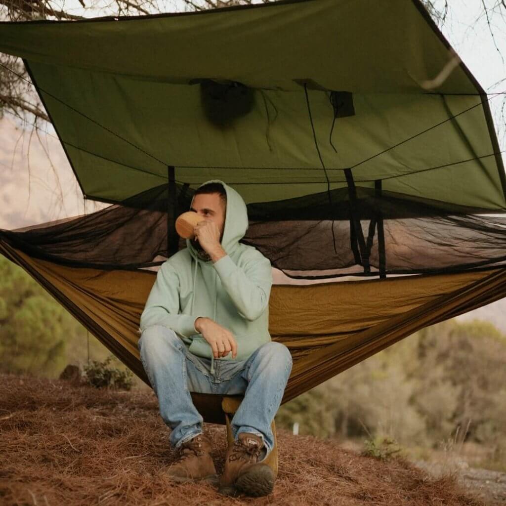 Adrián durmiendo en el bosque