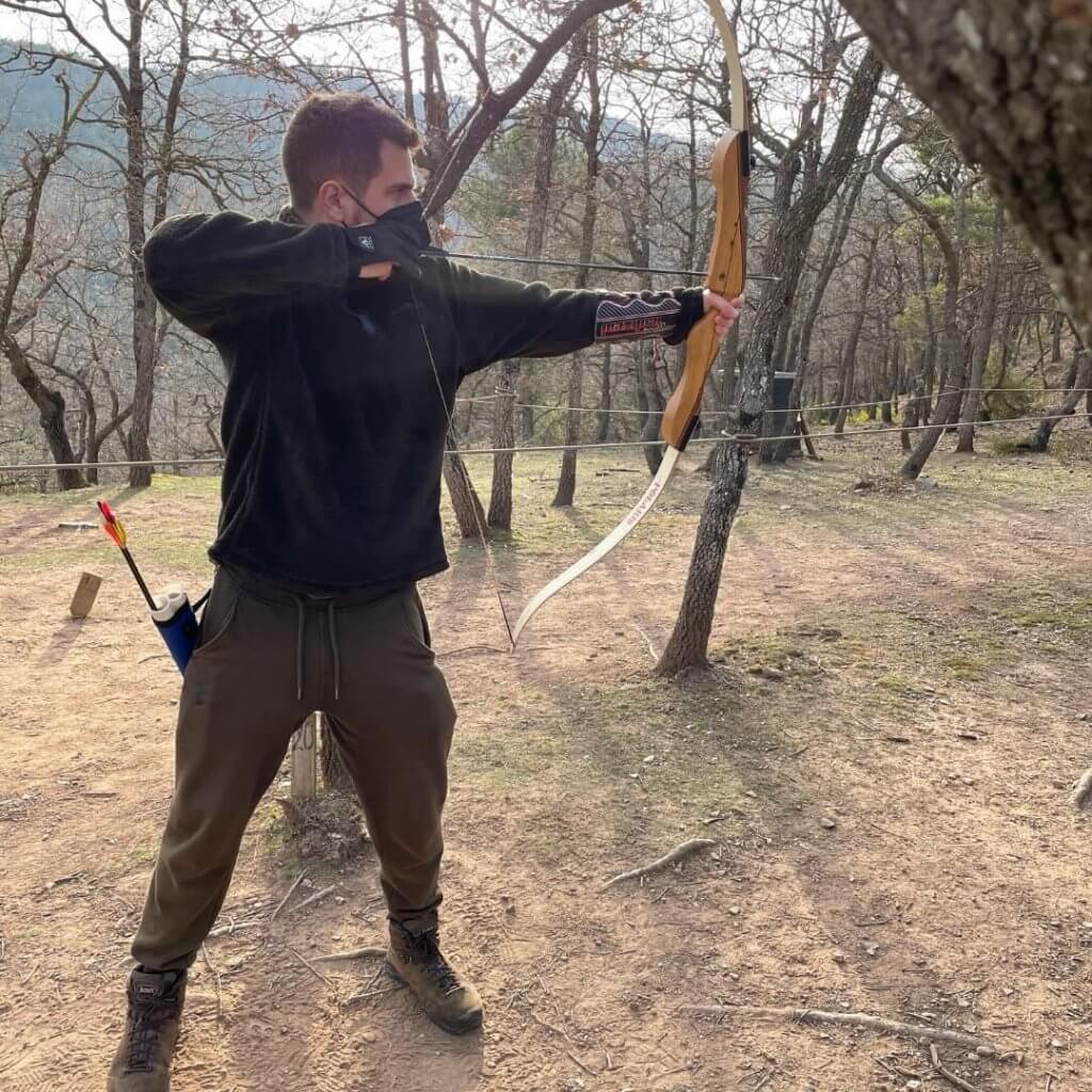 Adrián usando un arco