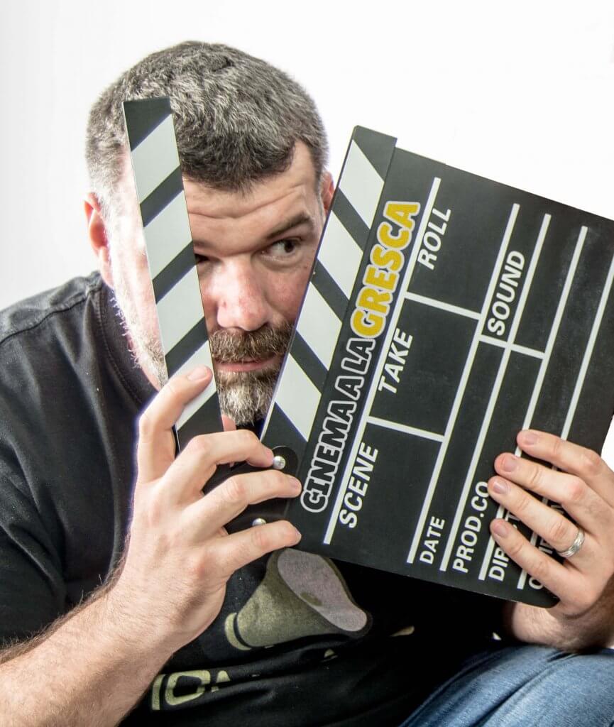 Raúl Navarro Córtes con su claqueta de Cinema a la Gresca