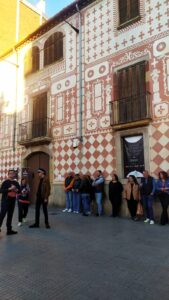 Gente esperando a fuera